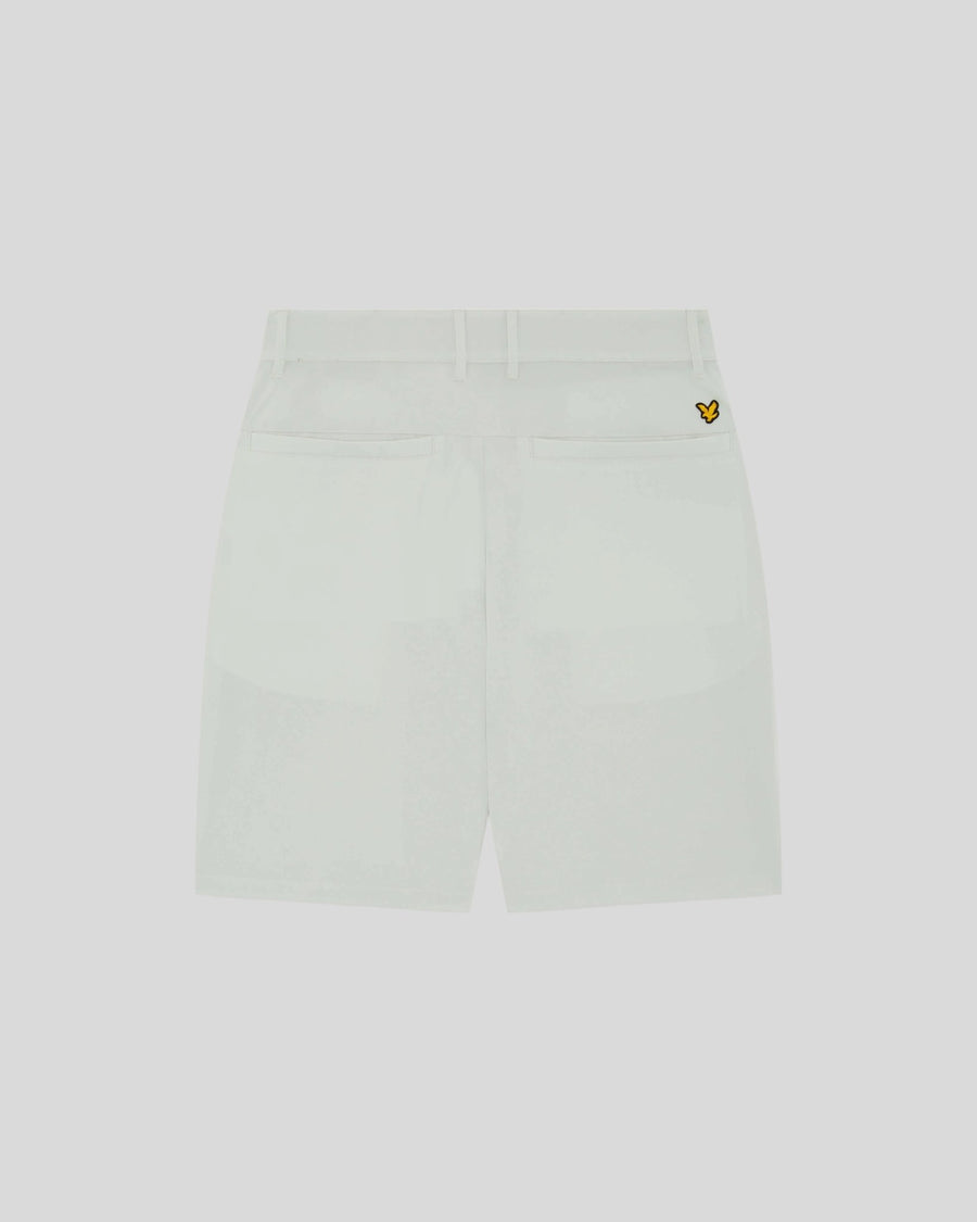 Un homme porte un short technique léger de couleur Cloud