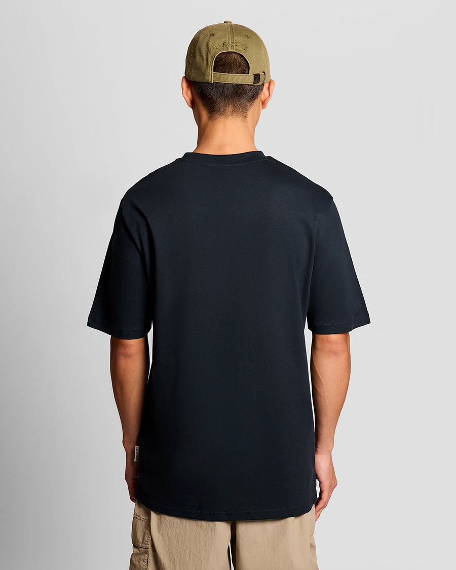 Homme portant un t-shirt à motif sur la poitrine, bleu marine foncé