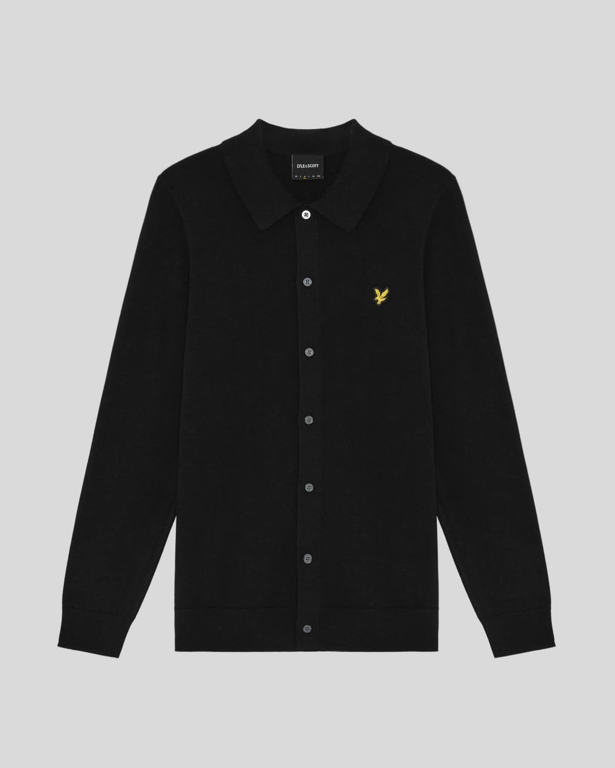 Un homme porte un pull en coton noir de jais
