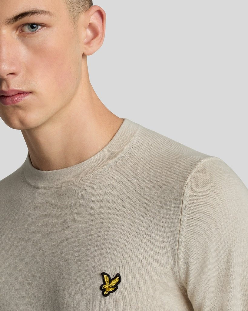 Homme portant un pull à col rond en coton et laine mérinos, couleur Cove