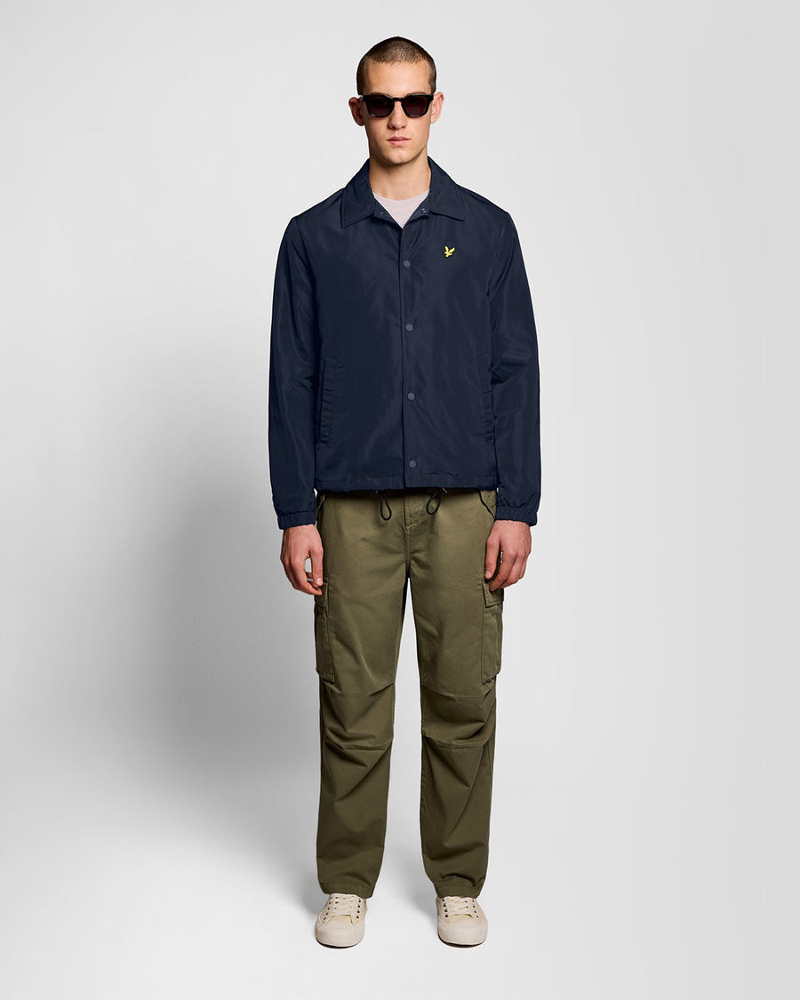 Homme portant une veste Coach légère bleu marine foncé