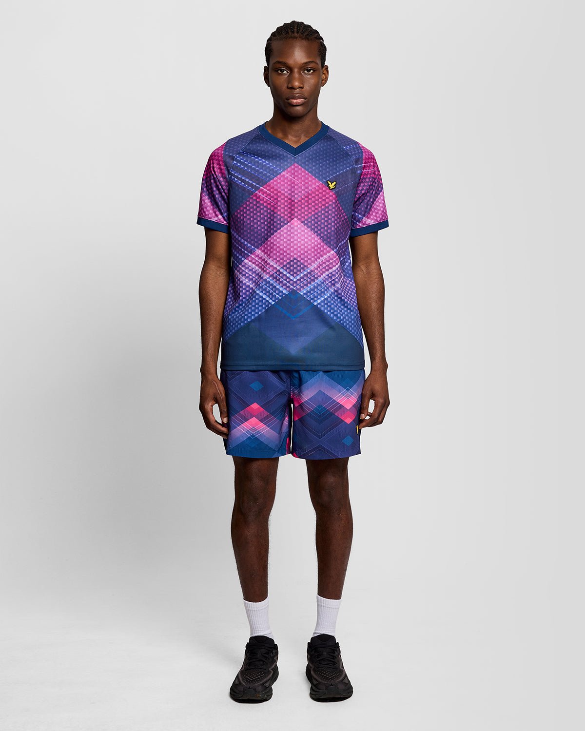 Homme portant un t-shirt de football « Sports Chevron » bleu marine à motif pivoine