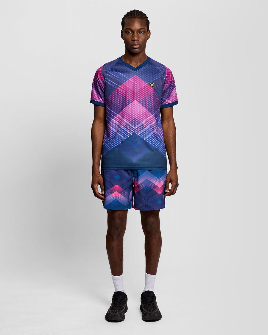 Homme portant un t-shirt de football « Sports Chevron » bleu marine à motif pivoine
