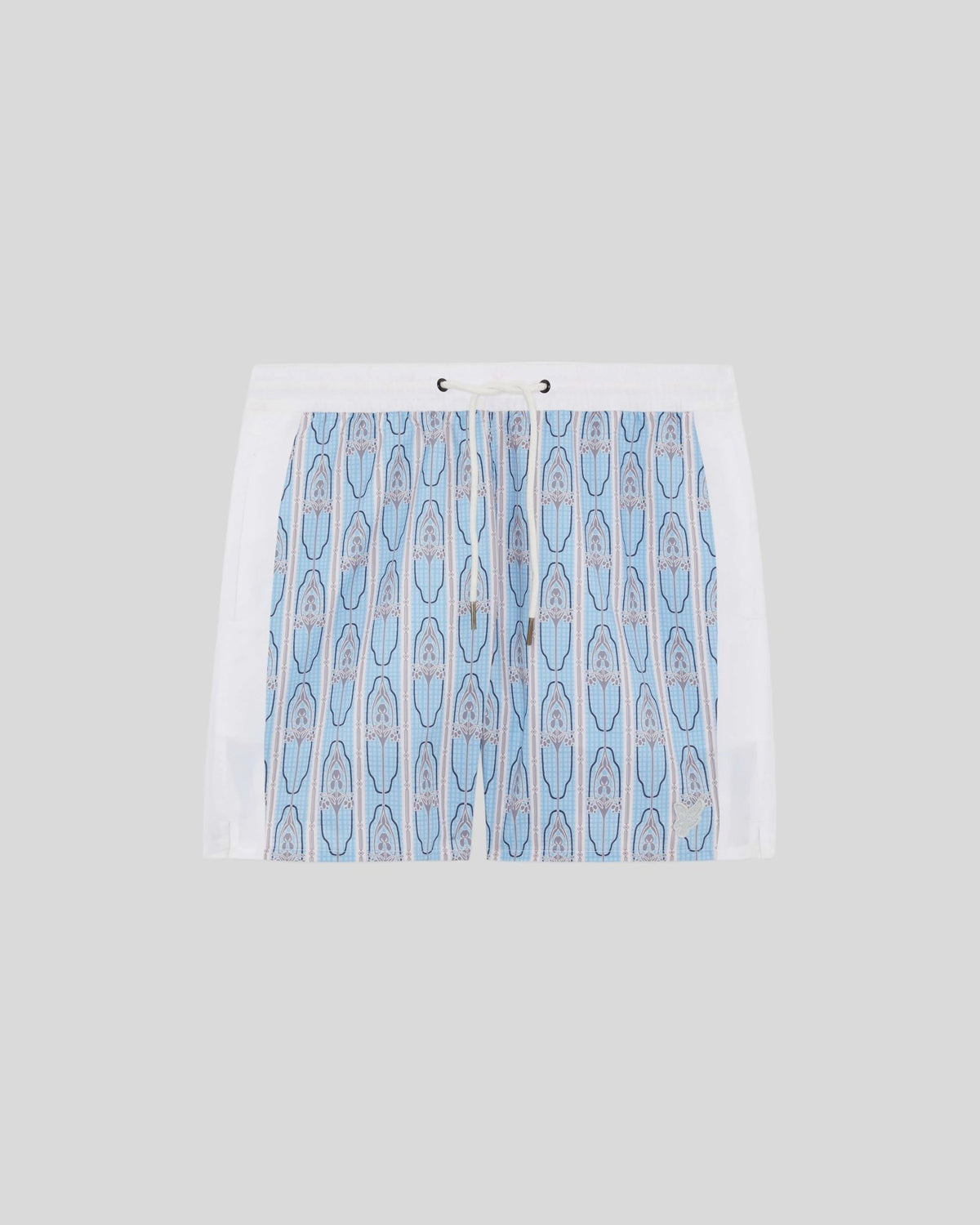 Homme portant un short de bain à motifs floraux, couleur crème amande/bleu de Parme