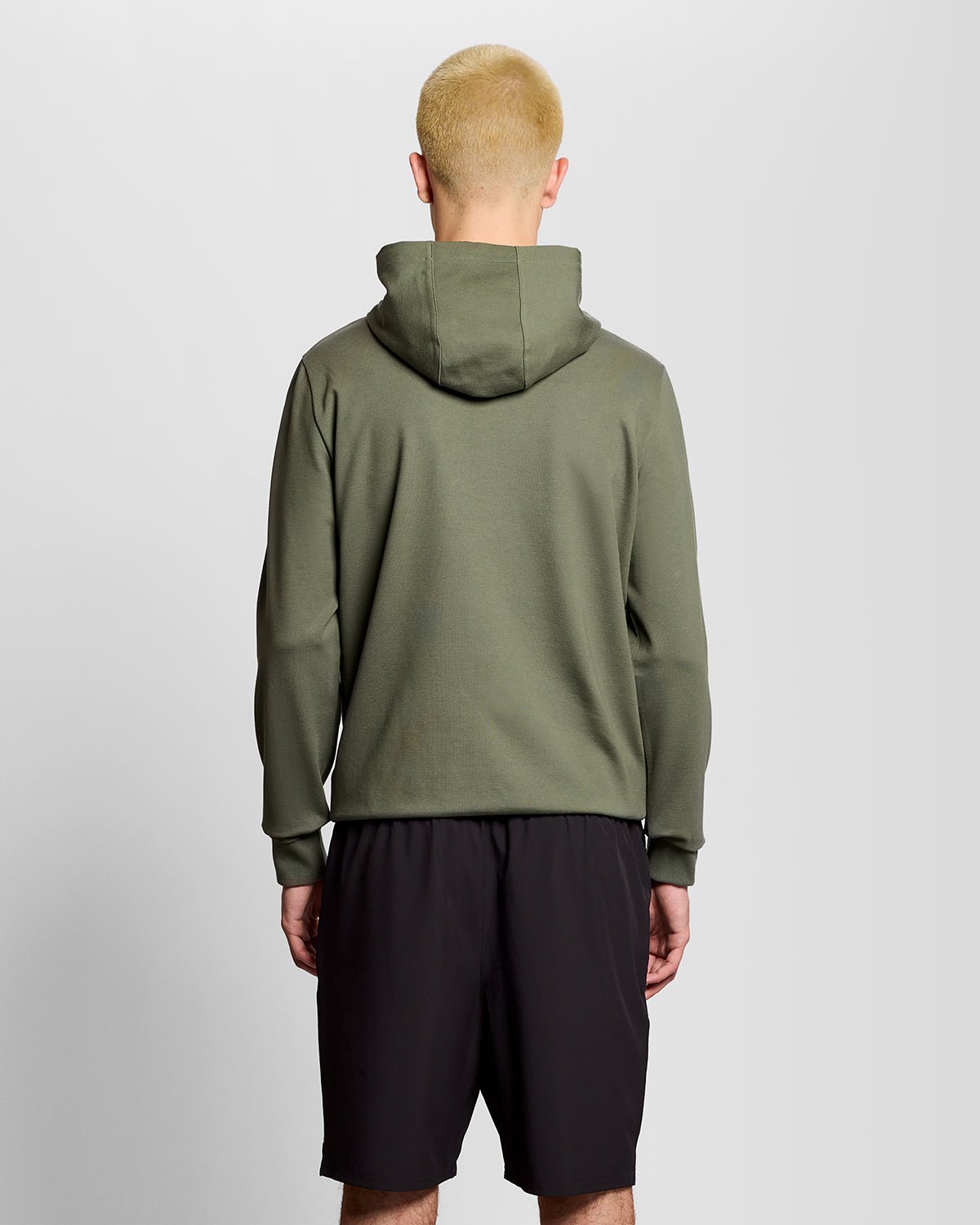 Homme portant un sweat à capuche léger de sport vert cactus