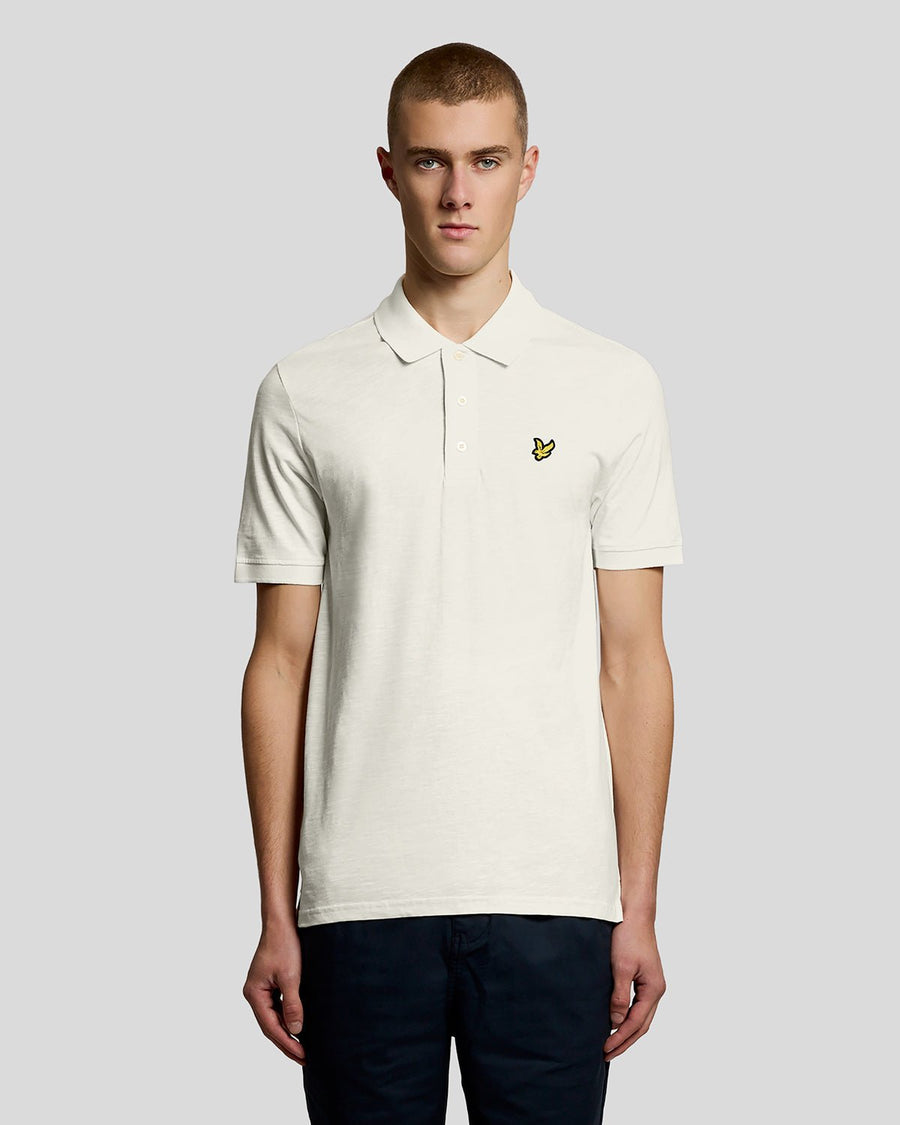 Un homme porte un polo en coton fin texturé, couleur « Ice Cream »