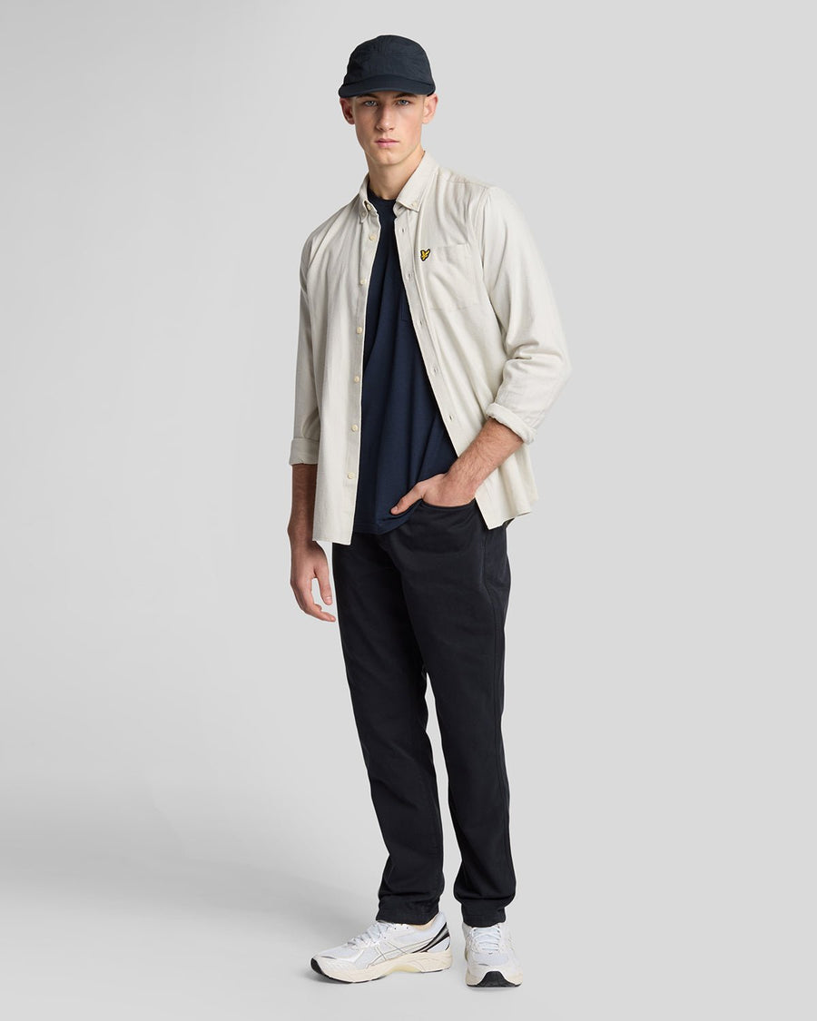 Homme portant un t-shirt raglan en mélange de lin, bleu marine foncé