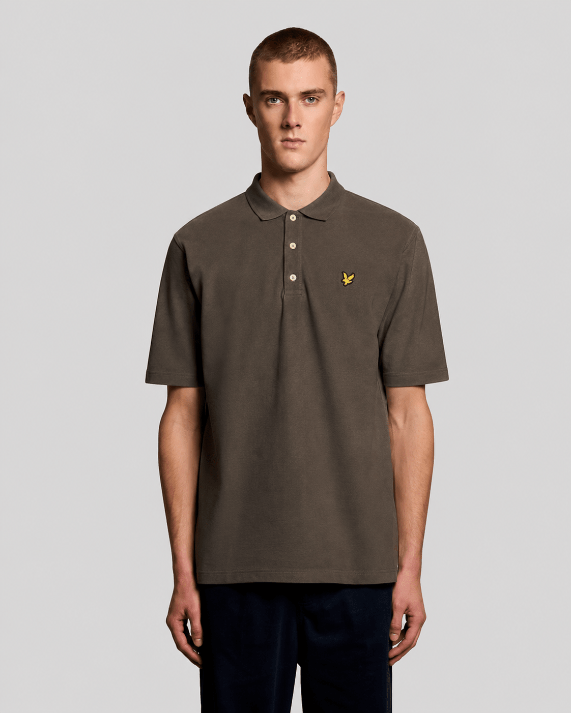 Homme portant un polo en coton épais, noir mat