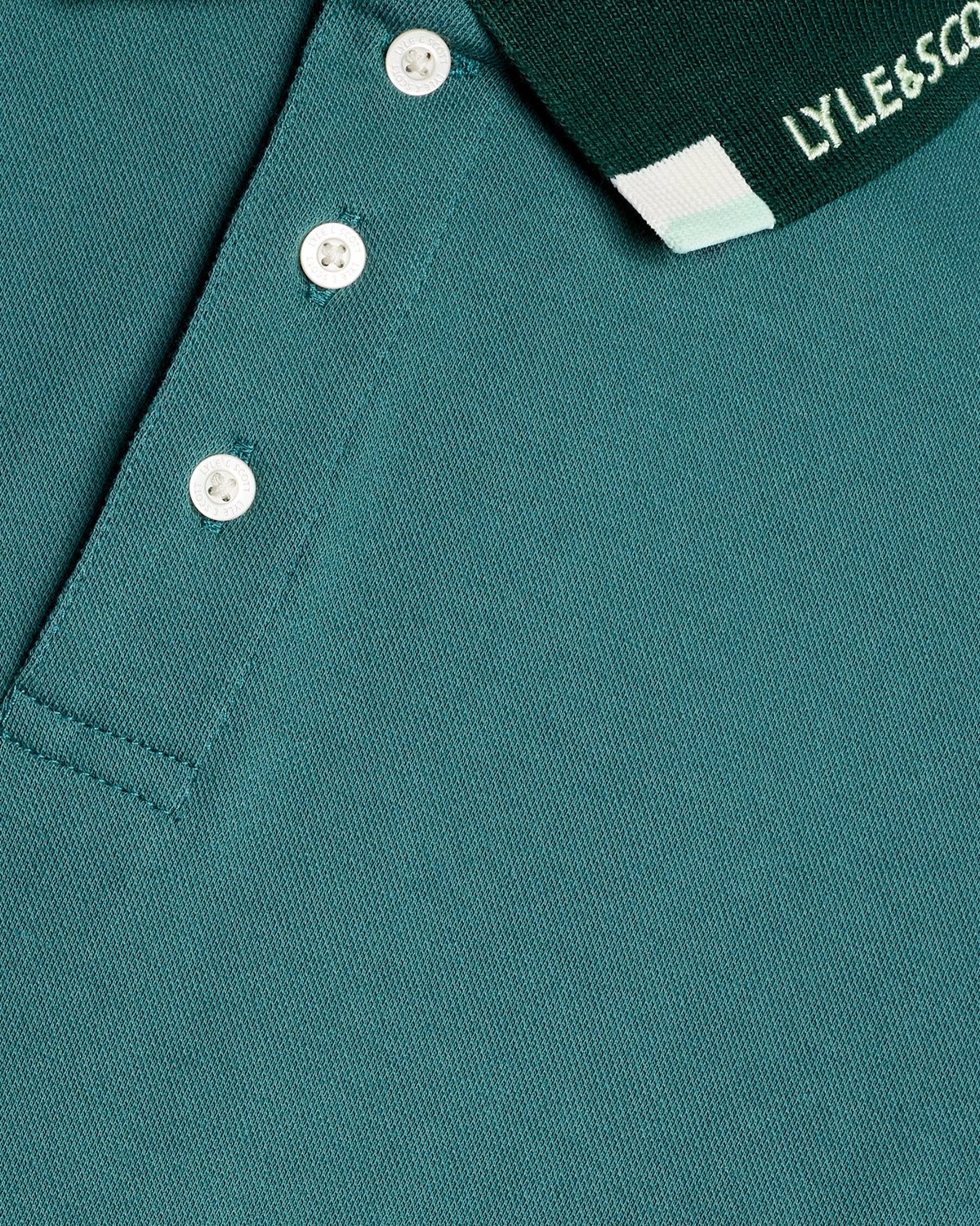 Un homme porte un polo à logo Tipped chez Everglade