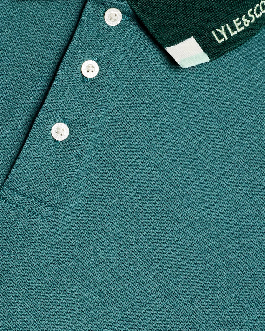 Un homme porte un polo à logo Tipped chez Everglade
