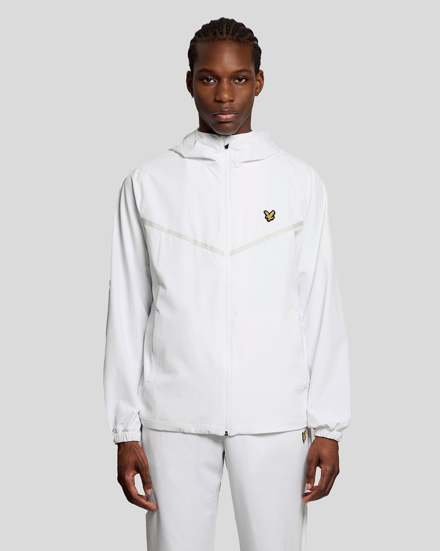 Homme portant une veste de survêtement à rayures blanches