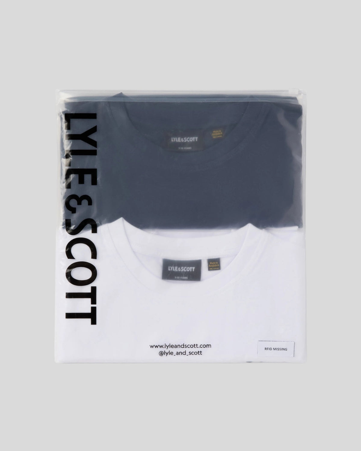 Homme portant un lot de 2 t-shirts Basic bleu marine et blanc