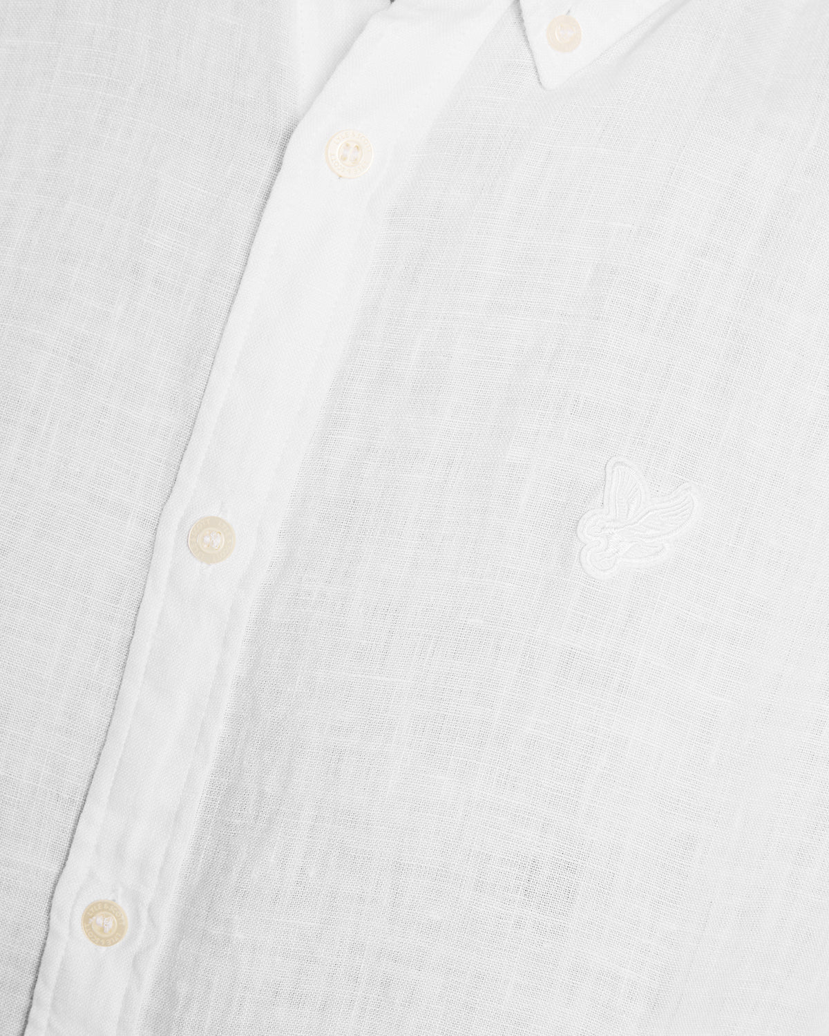 Un homme porte une chemise en lin à manches courtes blanche