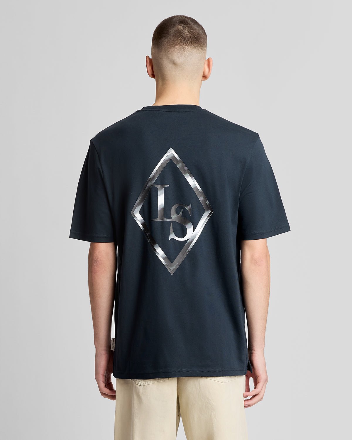 Homme portant un t-shirt à imprimé graphique dans le dos, bleu marine foncé et blanc