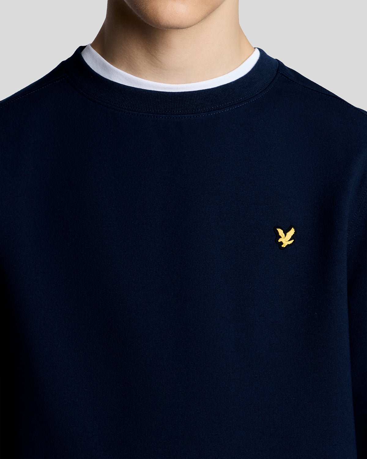 Homme portant un sweat-shirt léger de sport bleu nuit