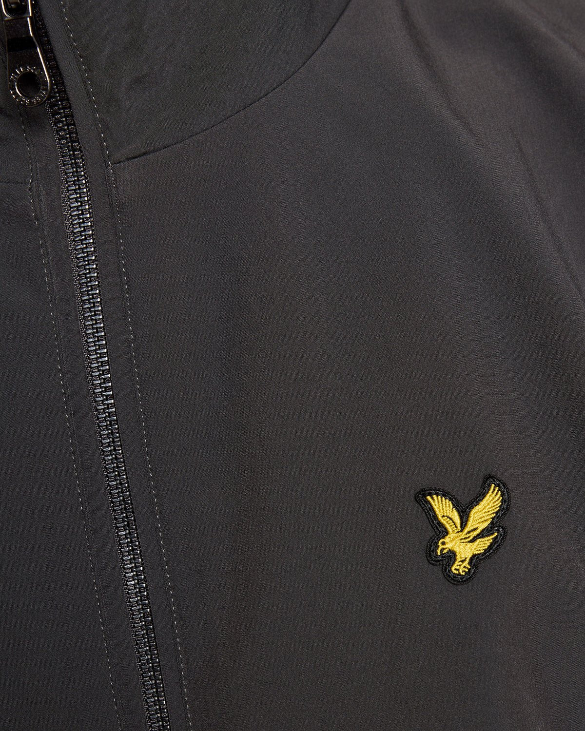 Homme portant une veste softshell à dos en maille, couleur gris métallisé