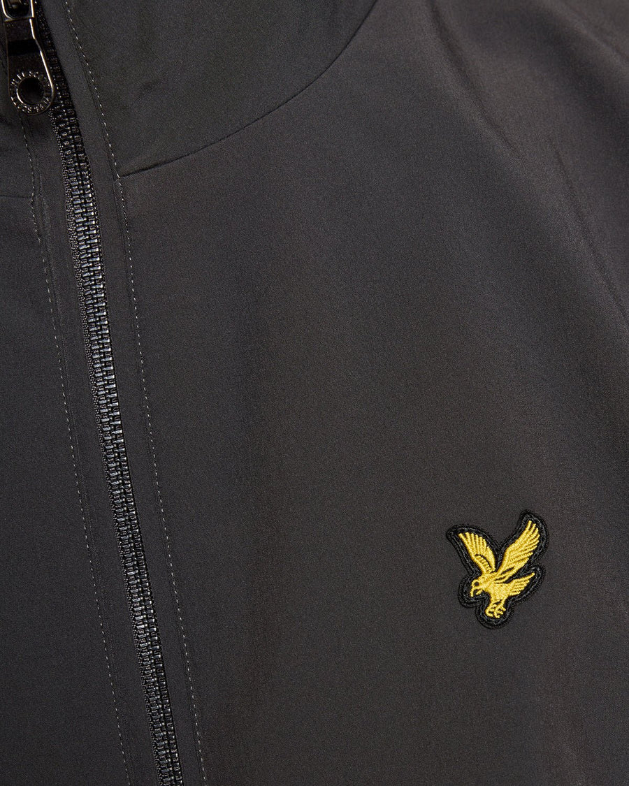 Homme portant une veste softshell à dos en maille, couleur gris métallisé
