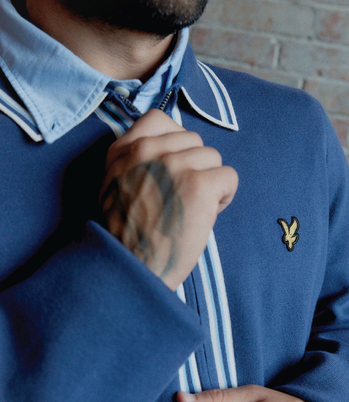 Uomo con maglione in maglia con zip integrale a contrasto in blu navy intenso