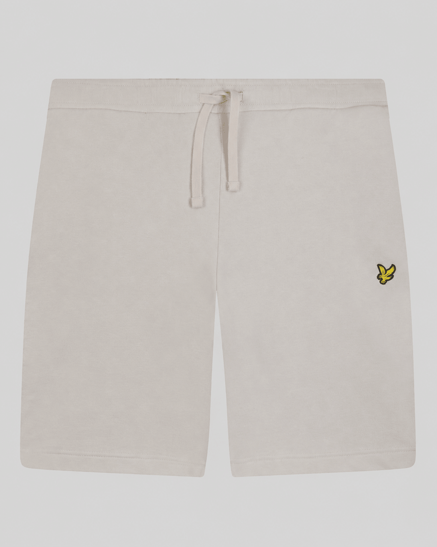 Un homme porte un short de sport en coton à Cove