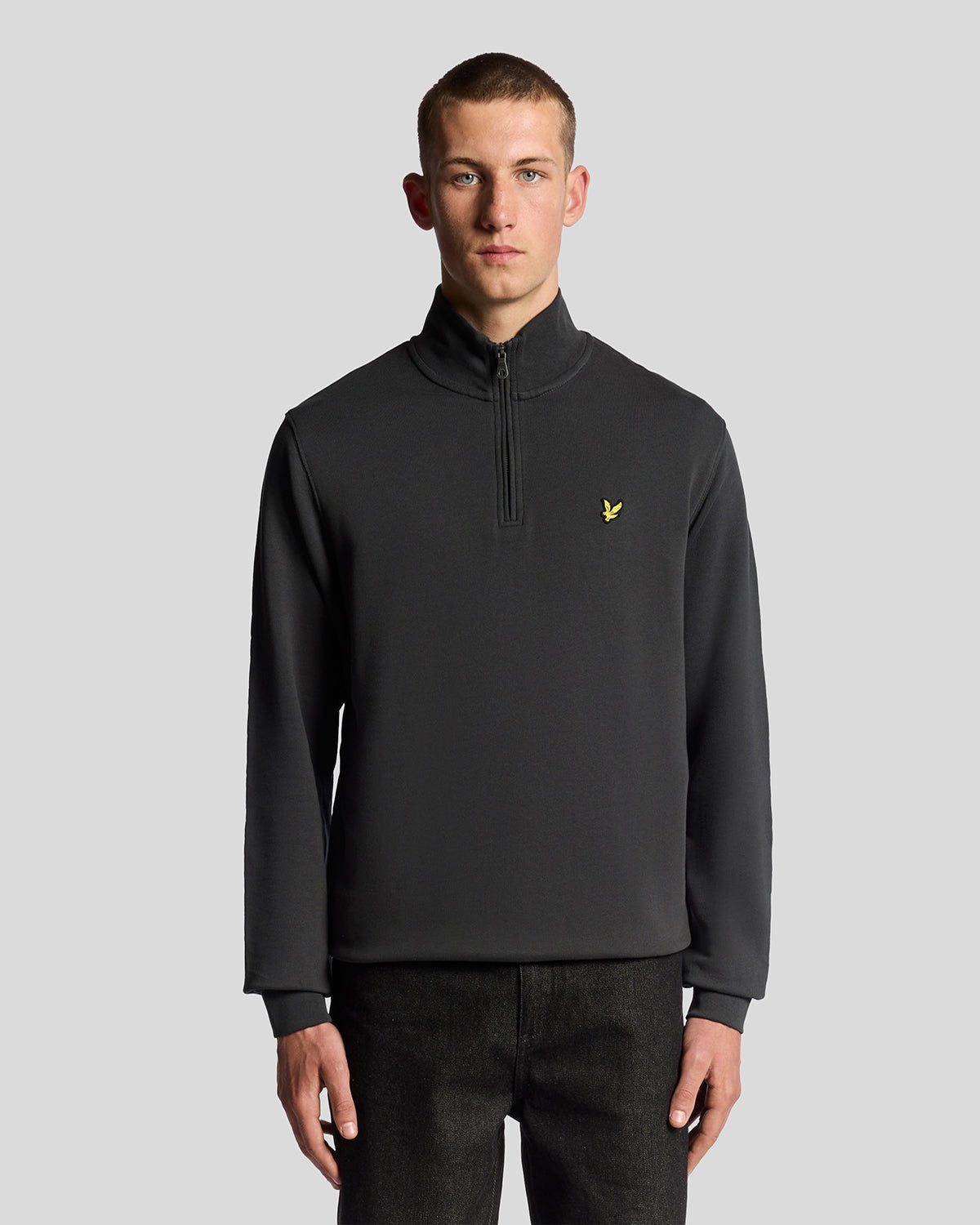 Homme portant un sweat-shirt à fermeture éclair 1/4 en coton bouclé, couleur gris métallisé