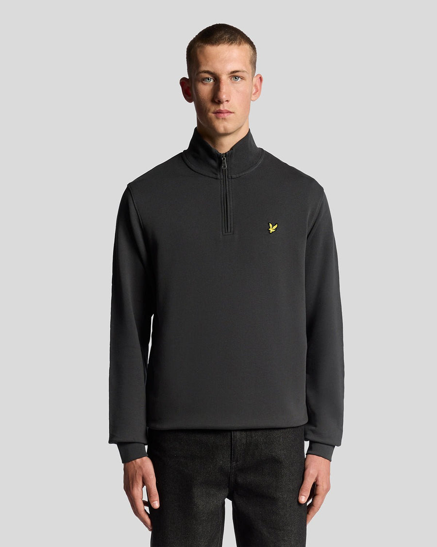 Homme portant un sweat-shirt à fermeture éclair 1/4 en coton bouclé, couleur gris métallisé