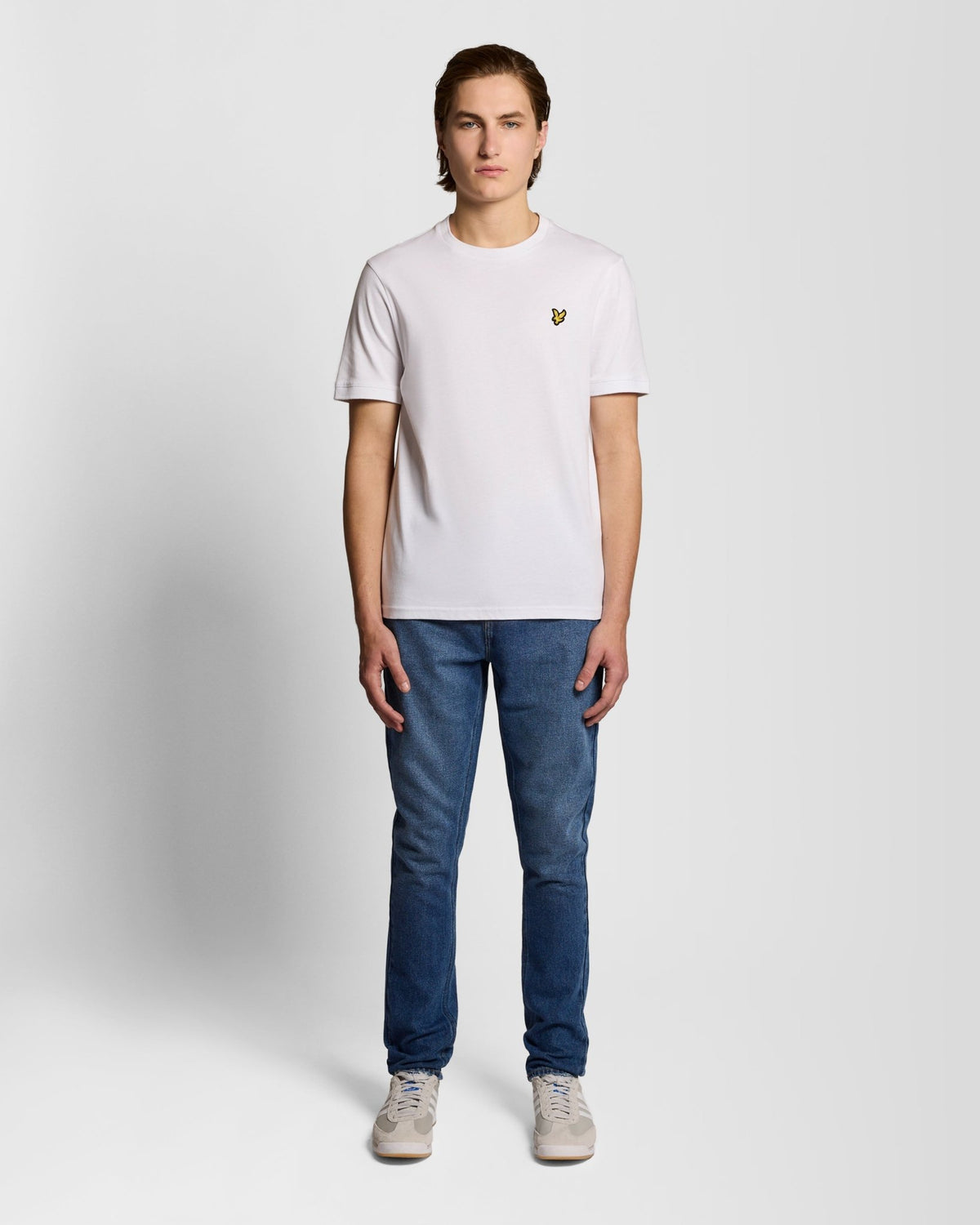 Uomo con jeans slim a zampa in indaco