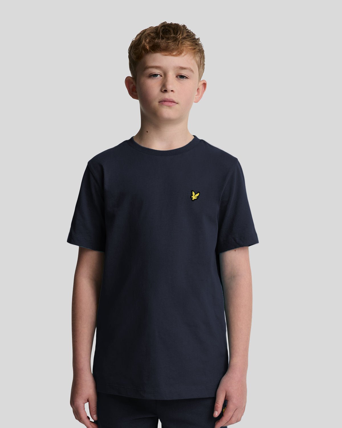 Garçon portant un t-shirt en coton bleu marine
