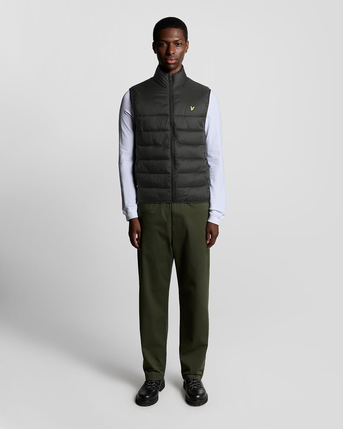 Un homme porte un gilet matelassé noir de jais