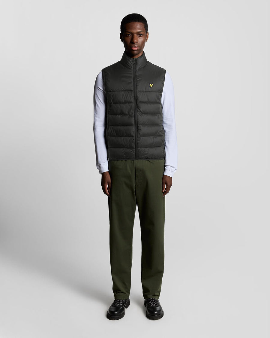 Un homme porte un gilet matelassé noir de jais