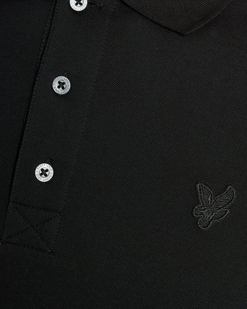 Homme portant un polo en coton ultra-fin noir de jais