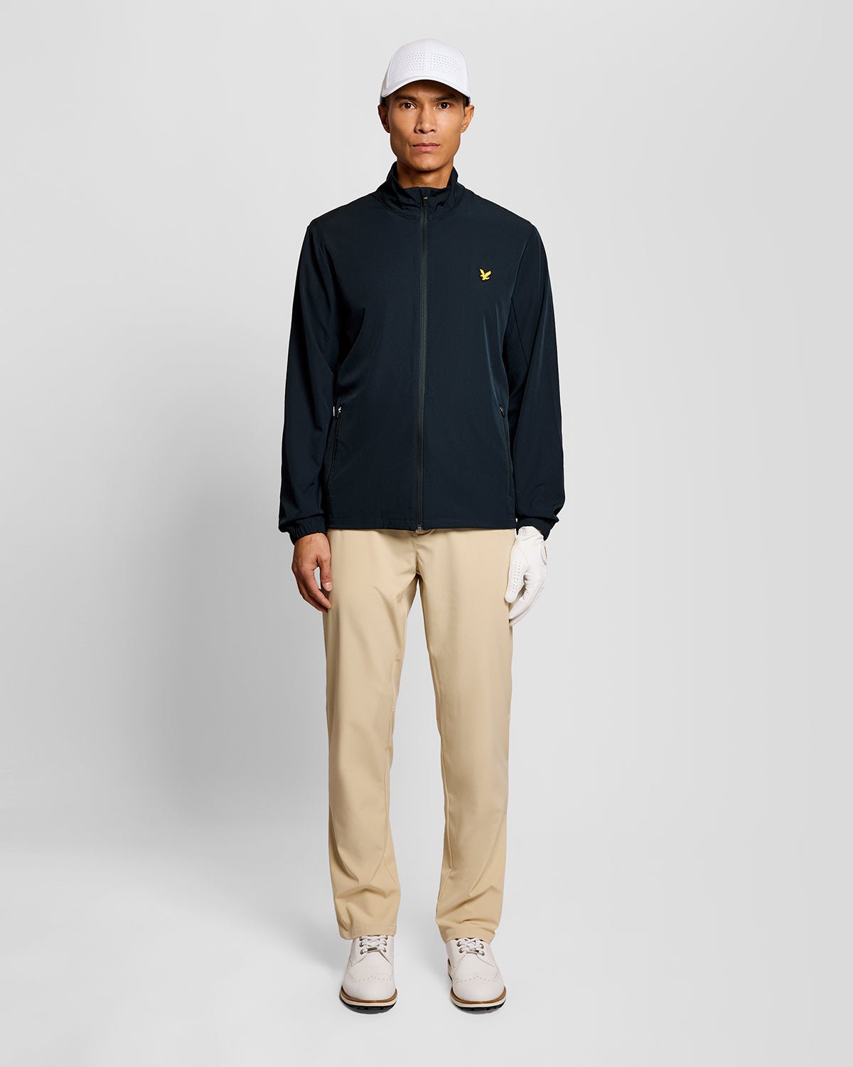 Un homme porte une veste légère et compacte de couleur bleu marine foncé