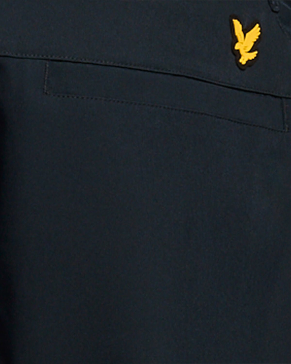 Homme portant un pantalon chino bleu marine foncé
