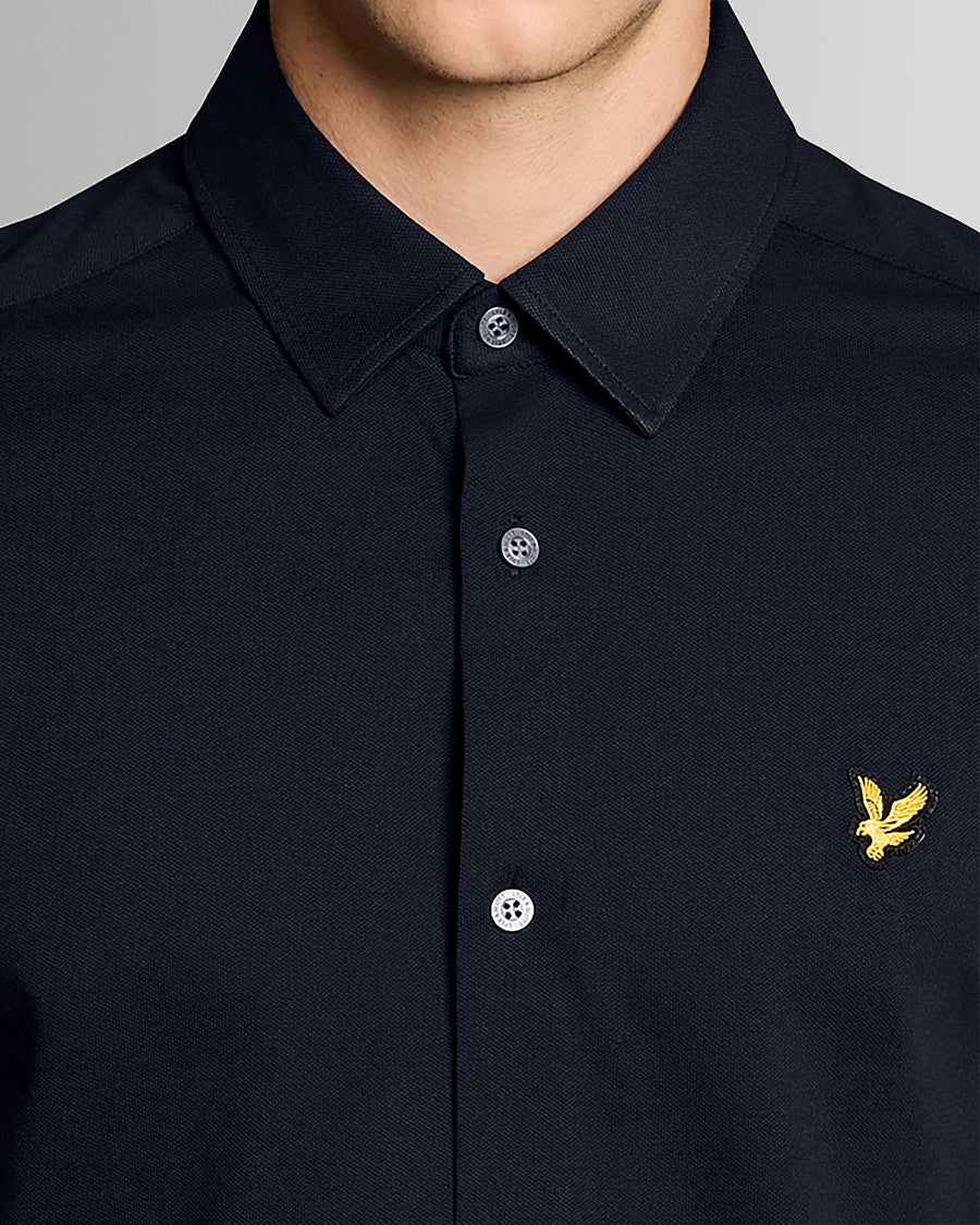 Homme portant une chemise en jersey Oxford de coton bleu marine foncé