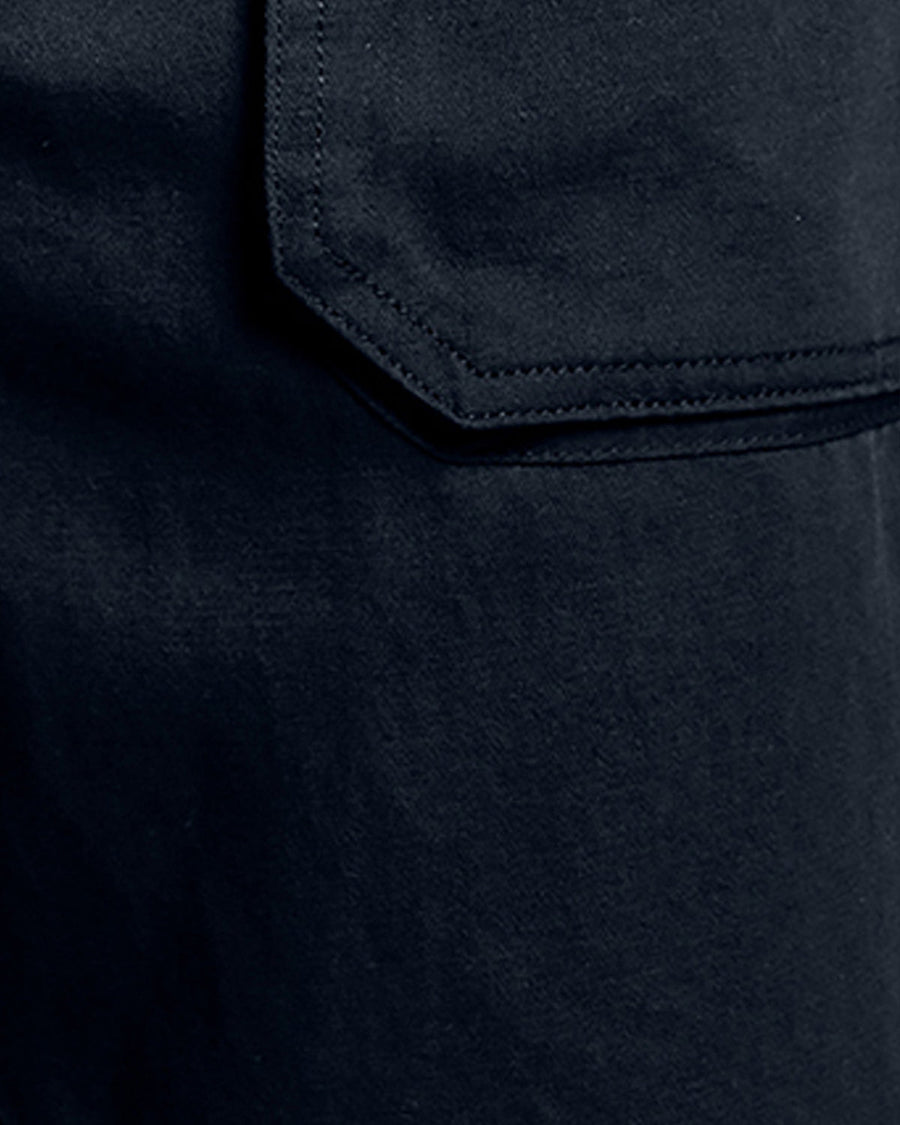 Uomo con pantaloni a gamba dritta in misto lino blu scuro