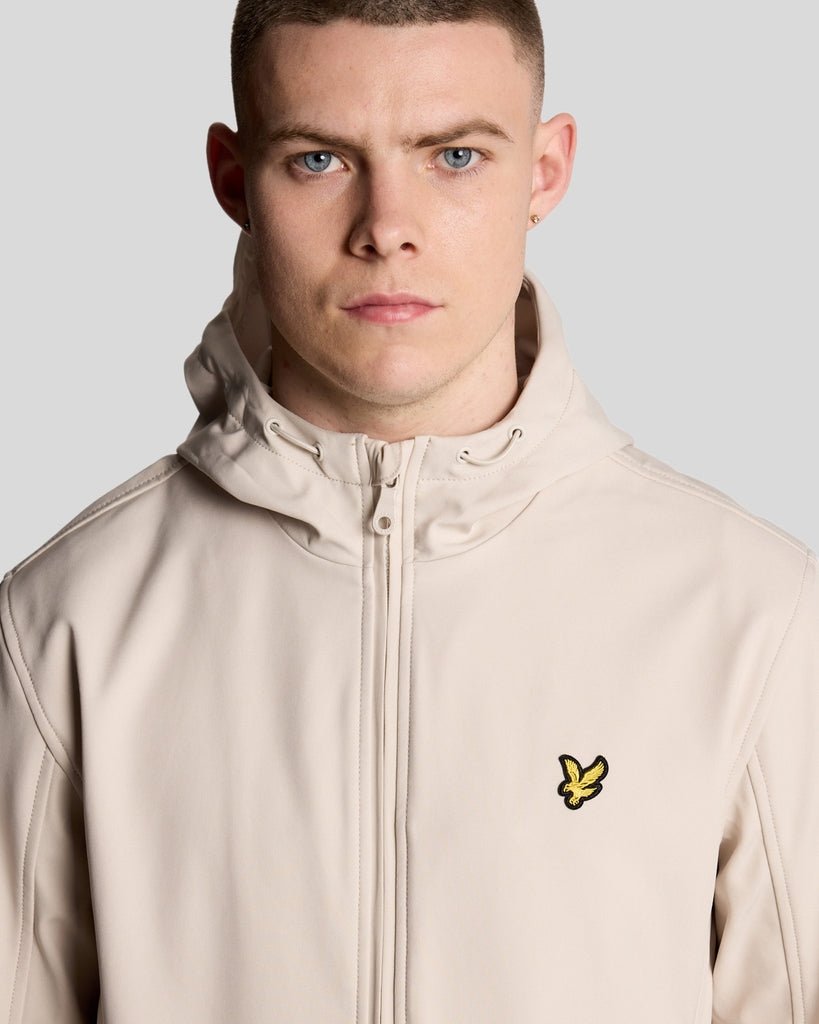 Un homme porte une veste softshell doublée de maille, couleur Cove