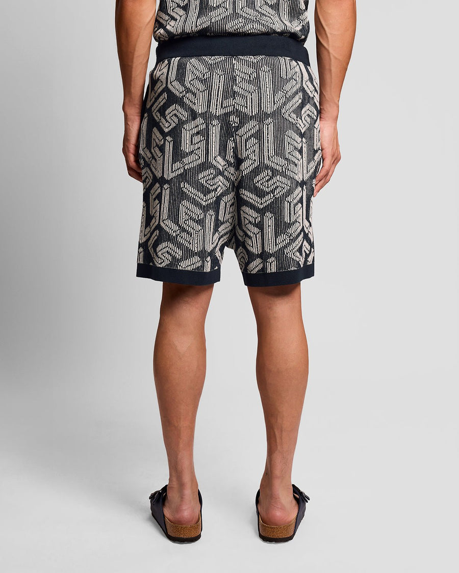 Homme portant un short en tricot côtelé Emblem, couleur bleu marine foncé/Cove