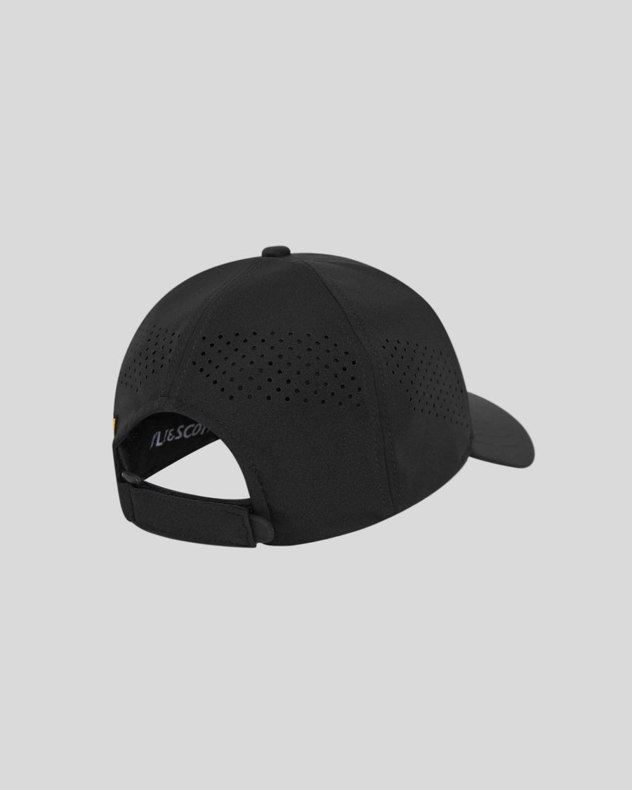 Homme portant une casquette de sport ventilée, couleur noir jais
