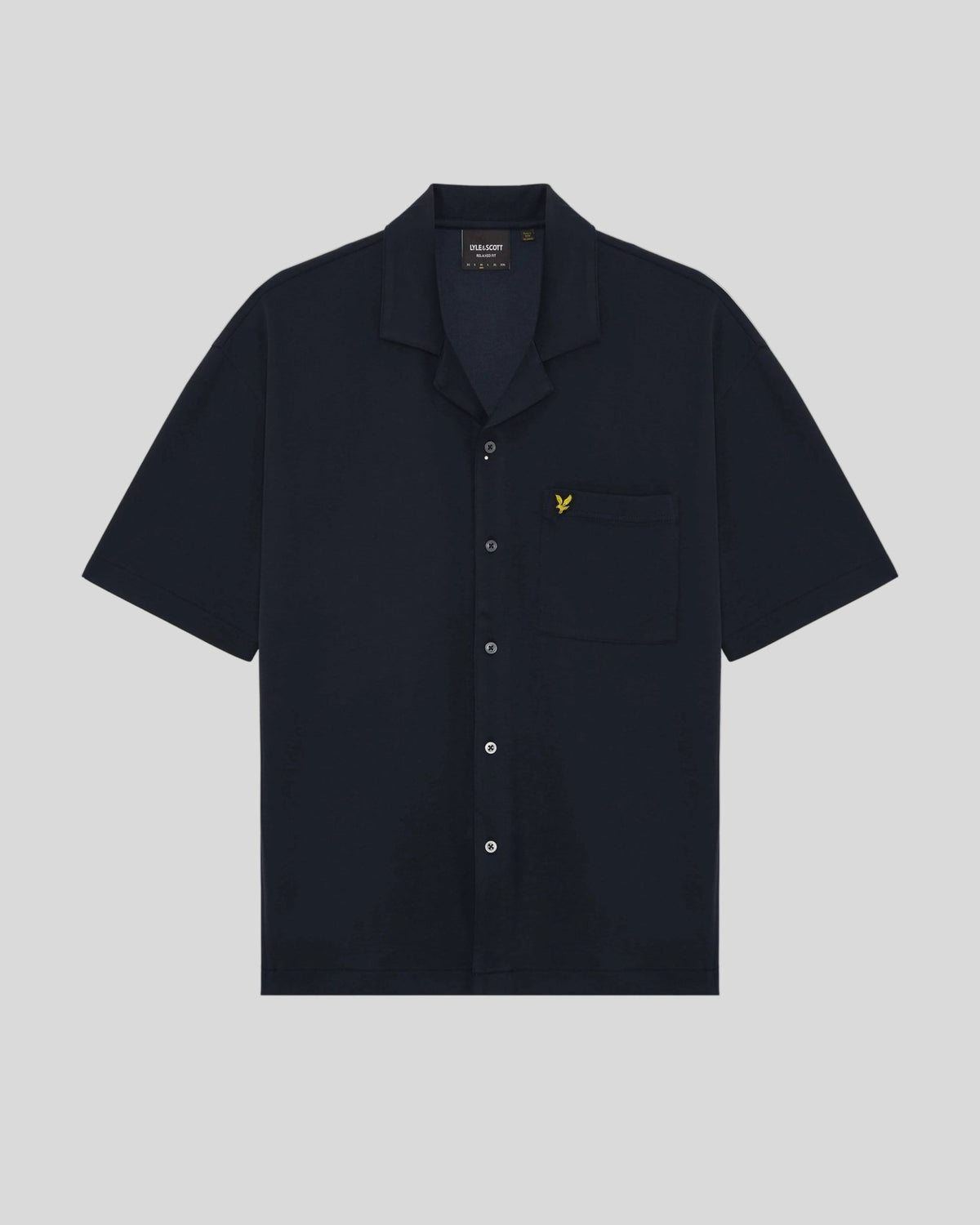 Un homme porte une chemise à manches courtes et col revers, de couleur bleu marine foncé