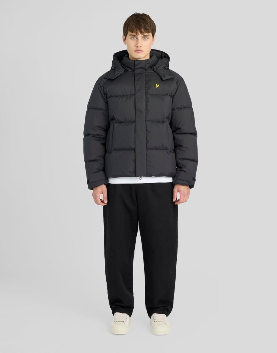 Man draagt een pufferjack met capuchon in gitzwart