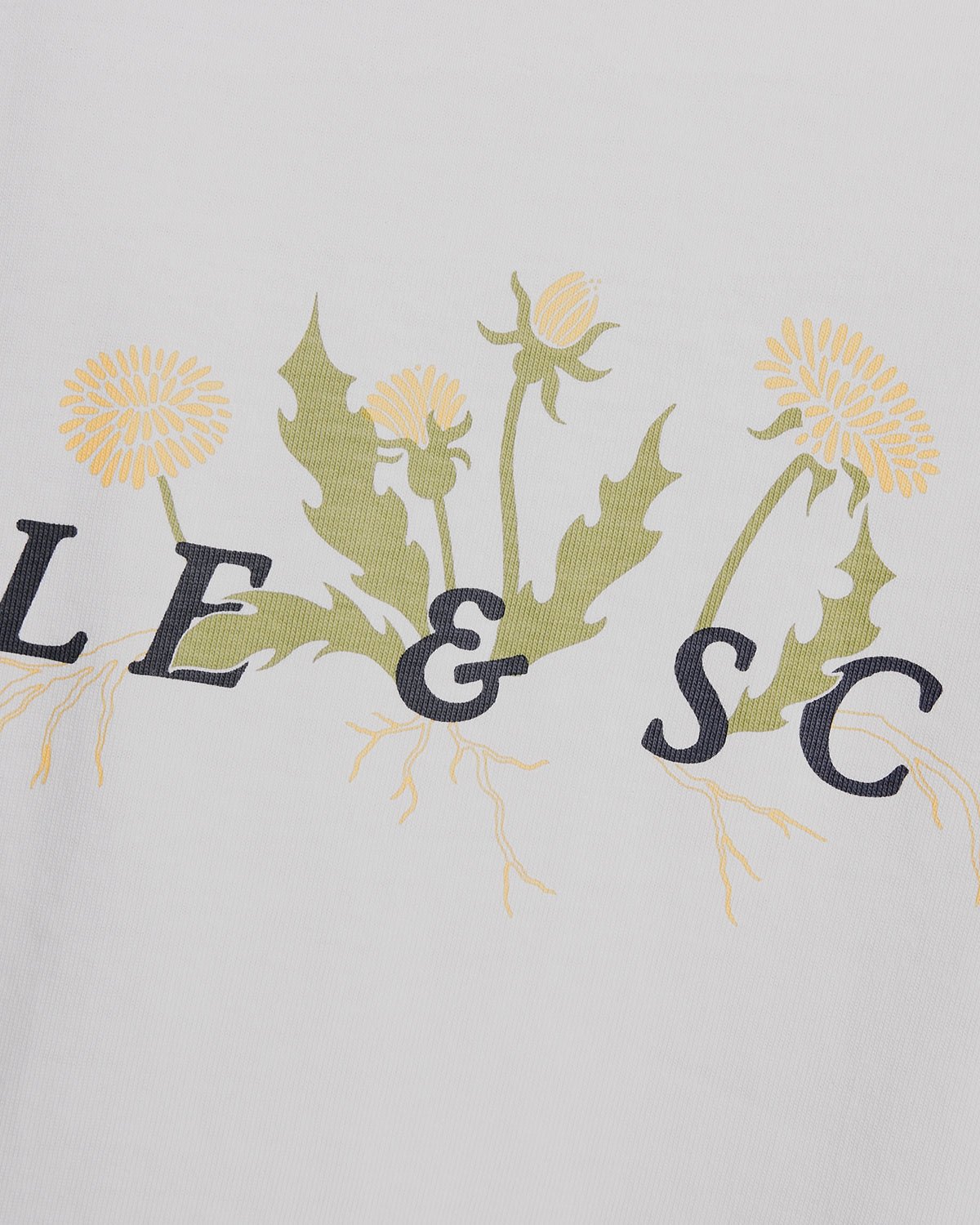 Homme portant un t-shirt à motif botanique blanc