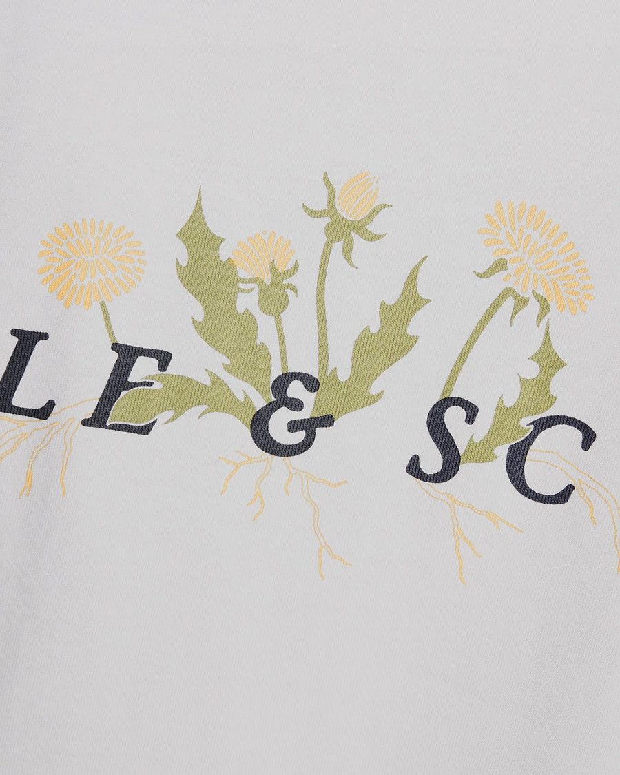 Homme portant un t-shirt à motif botanique blanc