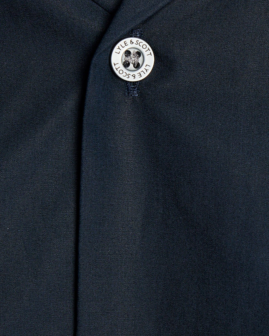 Homme portant une chemise en popeline à col Revere, couleur Carbon