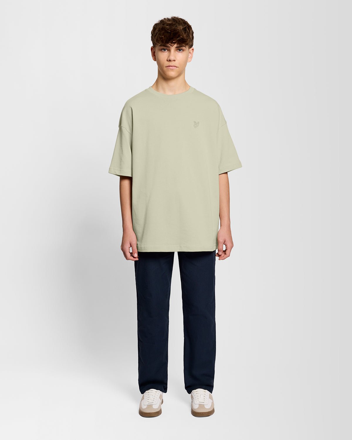 Homme portant un t-shirt ample épais, couleur blé