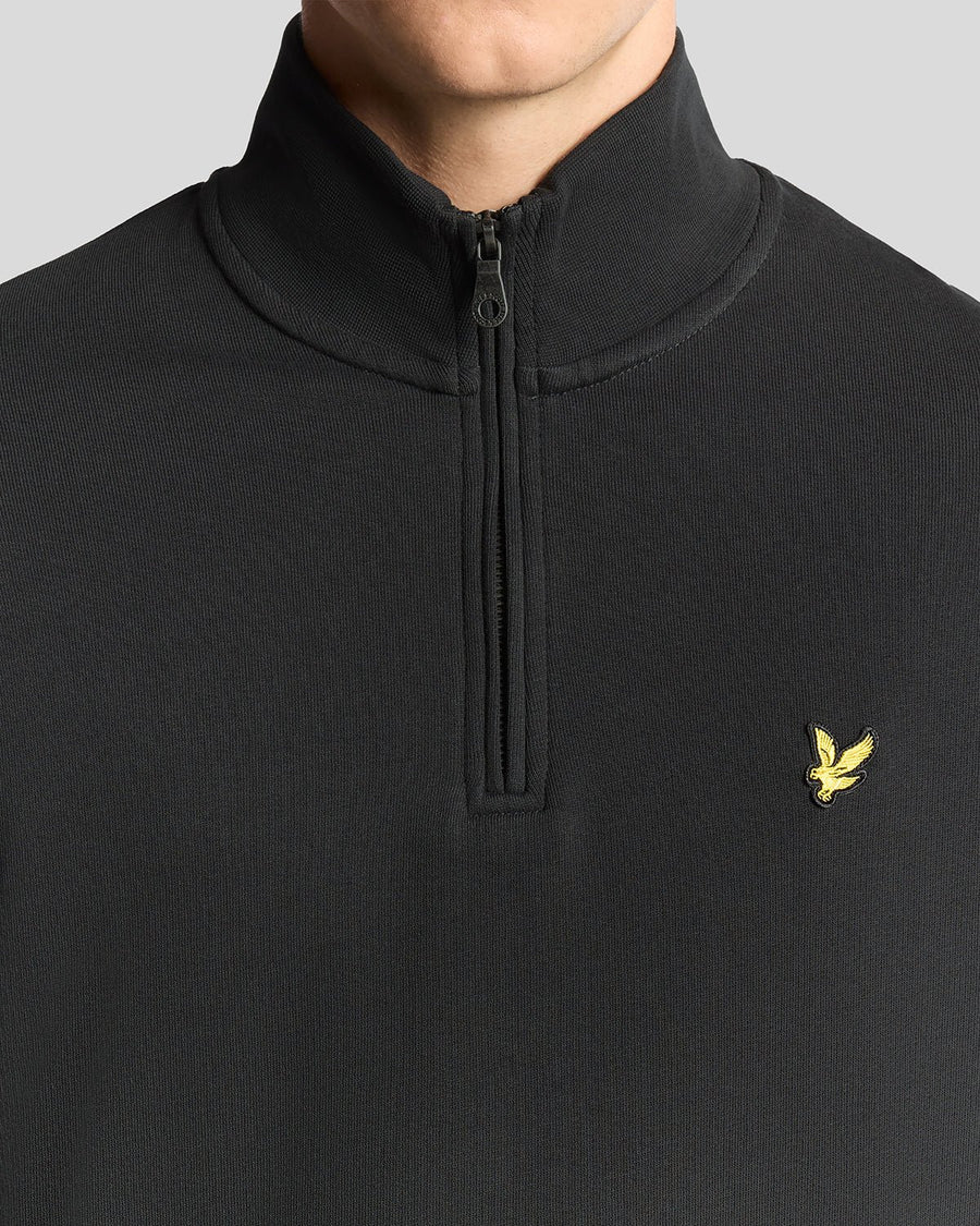 Homme portant un sweat-shirt à fermeture éclair 1/4 en coton bouclé, couleur gris métallisé