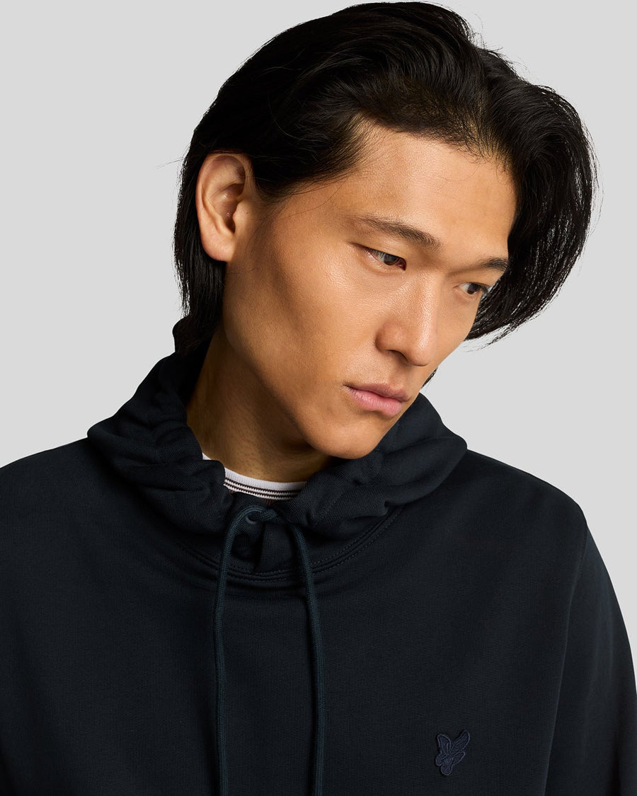 Homme portant un sweat à capuche en coton ultra-fin à revers, bleu marine foncé