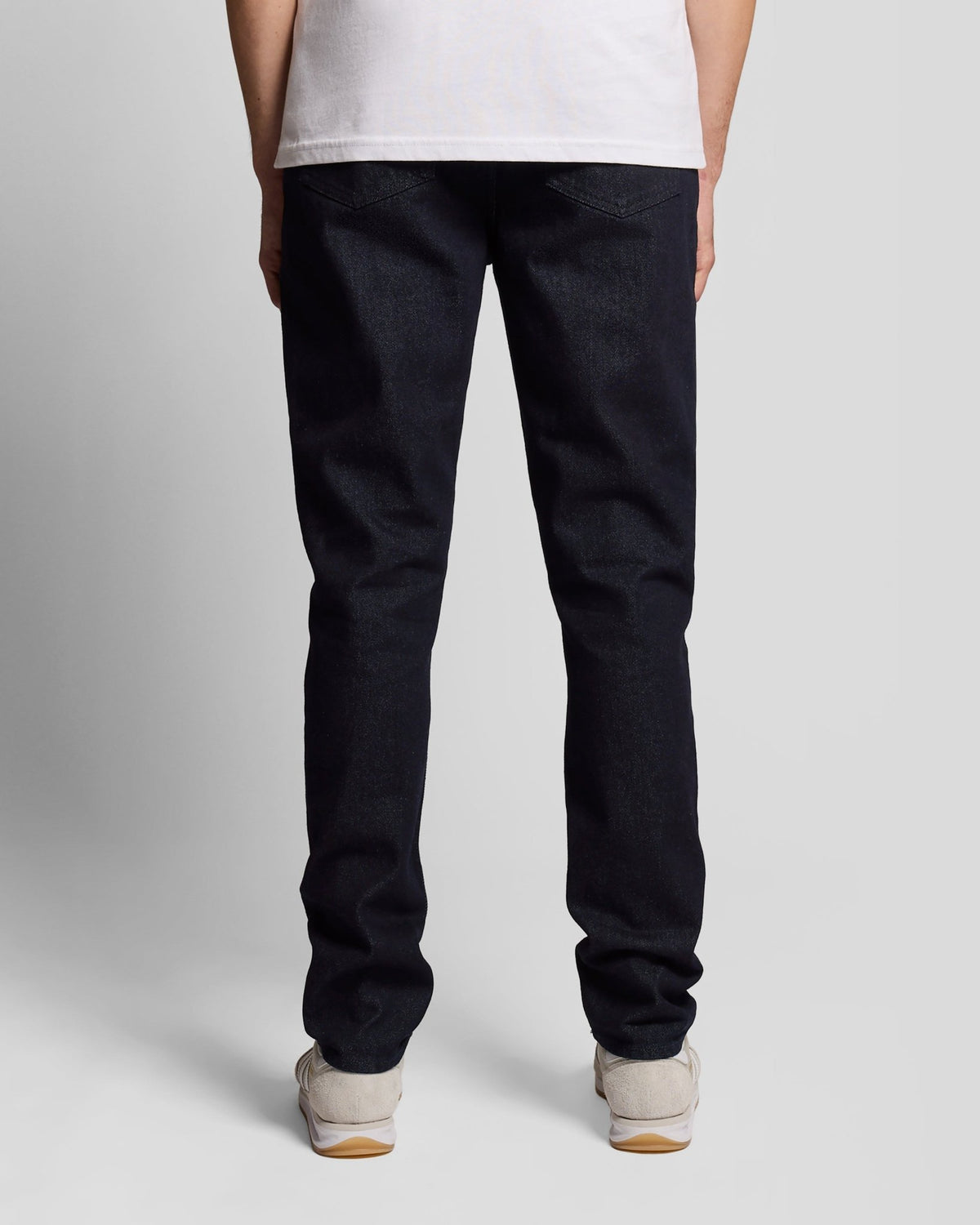 Homme portant un jean slim ajusté couleur indigo foncé