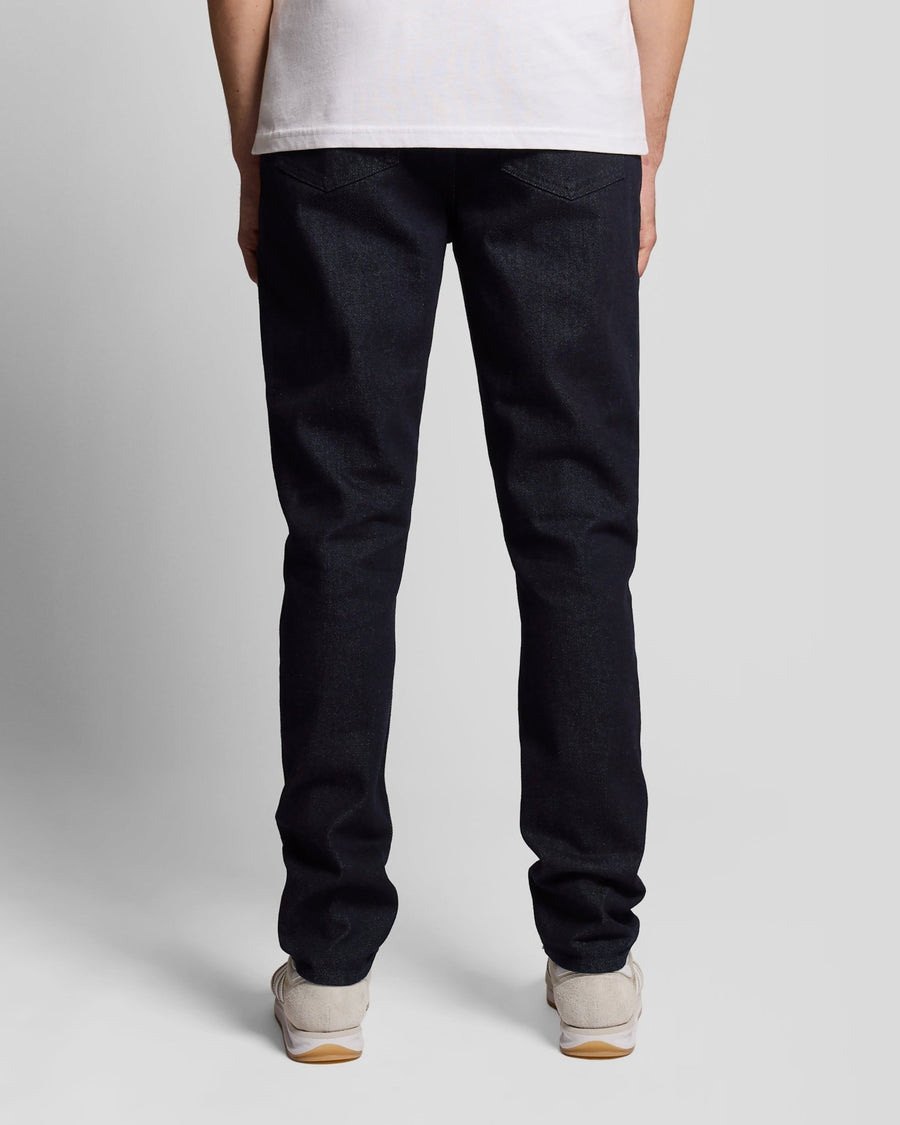 Homme portant un jean slim ajusté couleur indigo foncé
