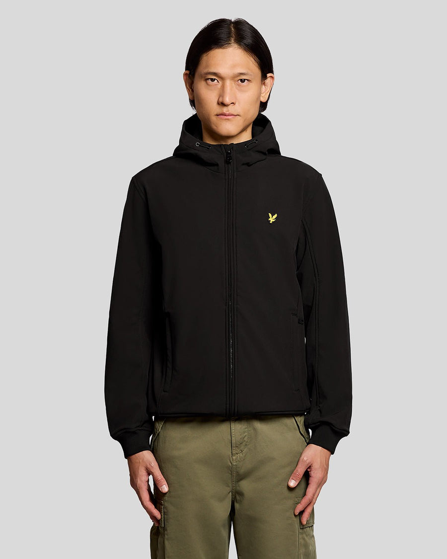 Homme portant une veste softshell doublée de polaire, couleur noir de jais