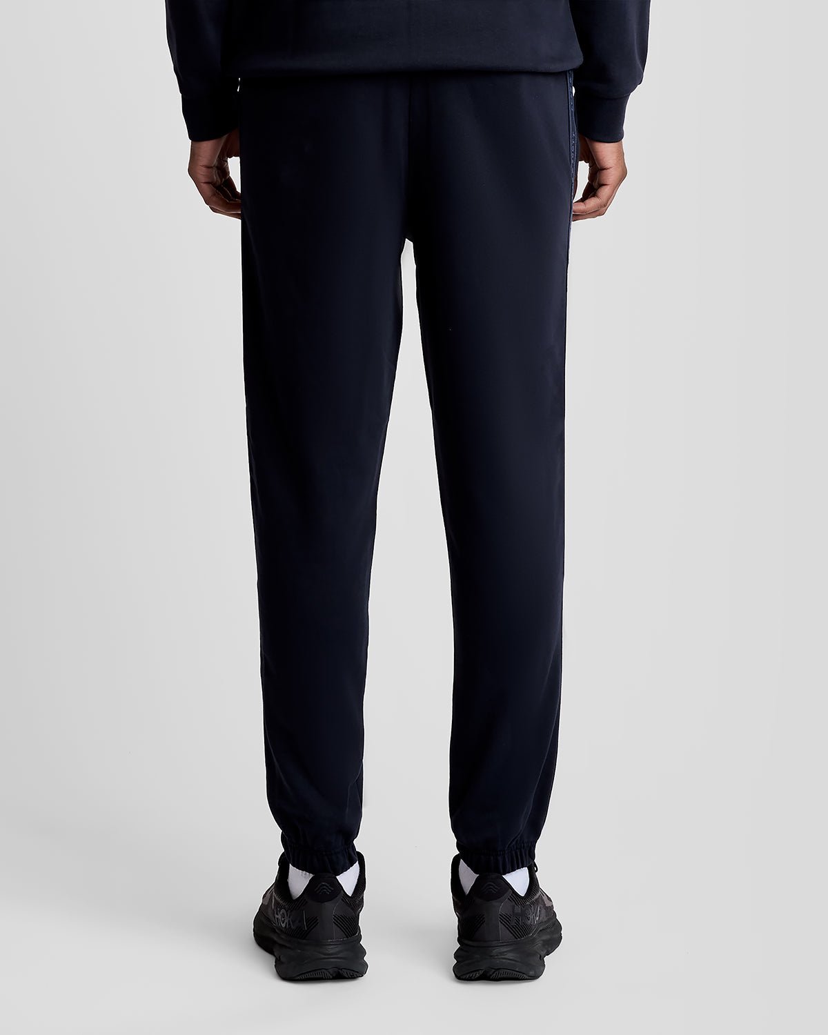 Un homme porte un pantalon de jogging Sports Tape bleu marine foncé