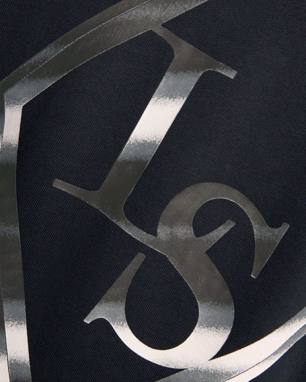 Homme portant un sweat-shirt à imprimé graphique dans le dos, couleur bleu marine foncé